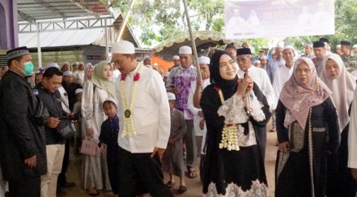 Safari Ramadhan di Sungai Pinang, Bupati Saidi Mansyur dan TP. PKK Banjar serahkan bantuan keagamaan