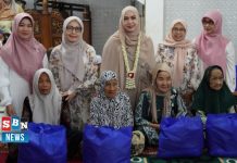 Ketua, TP PKK Kabupaten Banjar, serahkan bantuan paket sembako pada Safari Ramadhan hari ketujuh