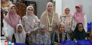 Ketua, TP PKK Kabupaten Banjar, serahkan bantuan paket sembako pada Safari Ramadhan hari ketujuh