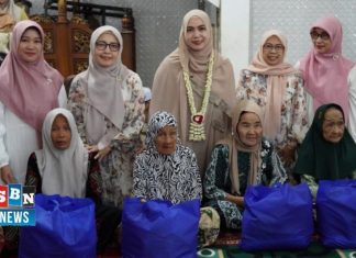 Ketua, TP PKK Kabupaten Banjar, serahkan bantuan paket sembako pada Safari Ramadhan hari ketujuh