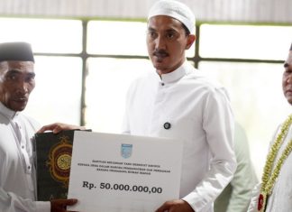 Bupati Saidi Mansyur serahkan bantuan hingga Rp 362 juta untuk pesantren