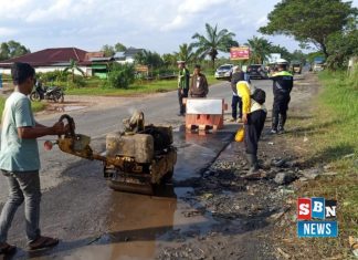 Sat Lantas Polres Batola tanggapi cepat, Jalan Hasan Basri berlubang segera diperbaiki