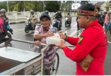 Sinergi Pemuda Dayak dan Kepolisian Berbagi Takjil di Banjarmasin
