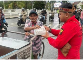 Sinergi Pemuda Dayak dan Kepolisian Berbagi Takjil di Banjarmasin