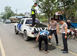 Satlantas perbaiki lubang jalan jelang mudik lebaran