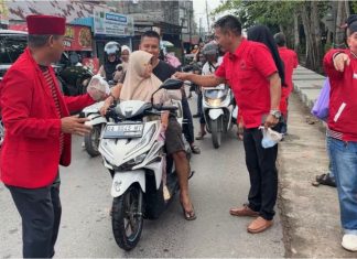 PDI-P Batola bagi 500 bungkus nasi jelang buka puasa