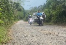 Truk batubara tetap beroperasi di malam hari meski Jalan Desa Biih ditutup Dishub Banjar