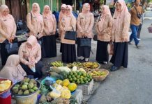 DWP Banjar bagikan jilbab kreasi di Pasar Martapura, apresiasi pejuang Kartini masa kini
