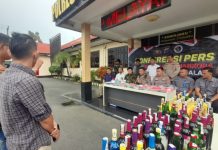 Selain narkoba, Polres Batola juga sita 96 botol miras dalam Operasi Antik Intan