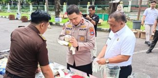 Kejari Banjarbaru musnahkan barang bukti berkekuatan hukum tetap