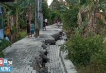 Baru 2 bulan selesai dikerjakan, Jalan Desa Pingaran Ilir tergerus abrasi hingga bahayakan rumah warga dan trafo