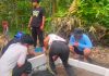 Wujudkan lingkungan bersih, BEM ULM sumbang bak sampah untuk warga Dusun Linau