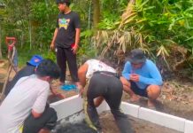 Wujudkan lingkungan bersih, BEM ULM sumbang bak sampah untuk warga Dusun Linau