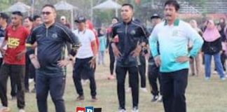 Tanpa sekat, aparat dan warga Batola berbaur dalam kegiatan sehat di Lapangan 5 Desember