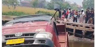 Jembatan tembus Mantuil runtuh, truk masuk sungai, Pemko bangun jembatan darurat