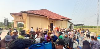 Krisis air bersih melanda Batola, ratusan warga Tamban antre air bersih