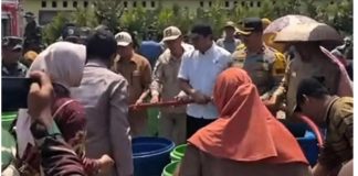 Antrean Jerigen di Tamban: Saat air sungai tak layak pakai lagi