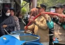 Air sungai asin dan kemarau, Pemkab Batola salurkan bantuan air bersih ke Tamban