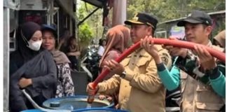 Air sungai asin dan kemarau, Pemkab Batola salurkan bantuan air bersih ke Tamban