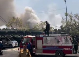 Api dekati gedung DPRD Batola, tim gabungan TNI dan relawan bergerak cepat padamkan api
