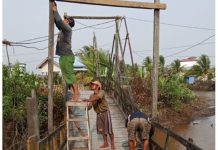 Jembatan Ulin 25 meter lapuk, warga Terapu berjuang demi tetap bisa dilalui