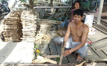 Ganti LPG, Warga Ulu Benteng “Beralih” ke Kayu Bakar