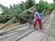 Walau Sudah Diingatkan, Warga Masih Melintas di Jembatan Miring.