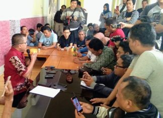Deklarasikan maju sebagai calon gubernur Kalsel, Denny Indrayana gelar jumpa pers di Banjarbaru