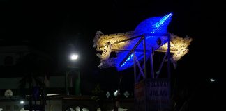 Sambut kedatangan jemaah haul ke 15 Guru Sekumpul, Warga Cempaka buat miniatur pesawat dari botol meneral bekas