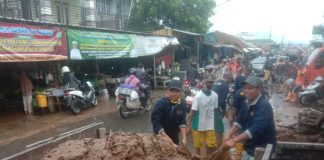 Drainase Sekumpul di bongkar, warga keluhkan sumbatan dan bau tak sedap