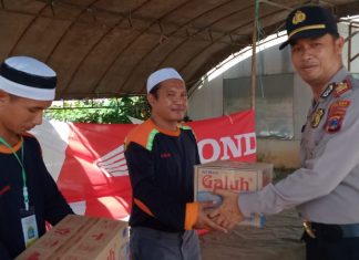 Dukung acara haulan Guru Sekumpul, Kapolsek Berangas serahkan air mineral di tiga Rest Area