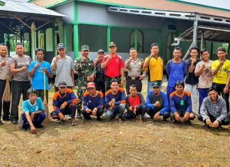 Cegah Virus Corona, Kapolsek Berangas, bersama masyarakat dan anggota Koramil 1005-07 Alalak, melakukan bersih – bersih tempat Ibadah.