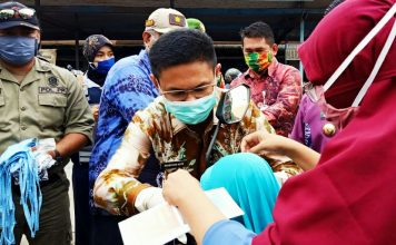 Dalam upaya memutus mata rantai Covid-19, Wabup Batola, motori pembagian masker gratis di Terminal Handil Bakti