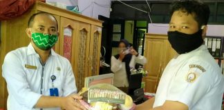 ASN BKDPSDM Banjar, bagikan paket buah buahan, sebagai bentuk dukungan dan empati kepada petugas medis