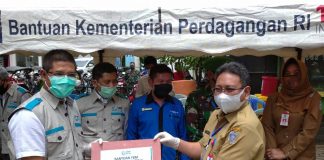 Karyawan PT.PLN Kalse-Teng, bagikan 100 paket sembako untuk pedagang dan buruh serta tukang becak