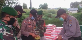 Dapur Umum TNI-Polri Mandastana, kembali bagikan masakan siap saji kepada warga kurang mampu terdampak Corona
