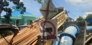 Muatan kayu ngeluruk, Sebuah truk macetkan arus lalu lintas di jembatan lama kanas Pemurus