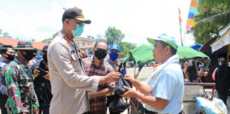 Gugus Tugas Covid-19, bersama TNI-Polri, dirikan dapur umum dan bagikan makanan