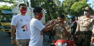 Dinas Kominfo bersama Polres Banjar, bagikan masker gratis lewat aksi sosial LAPOR! Peduli Covid-19.