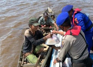 Sat Pol Airud Polres Batola, bagikan paket sembako untuk masyarakat pesisir di Desa Jelapat Baru