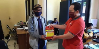 Lawan Corona, KPH Hulu Sungai, bagikan asap cair disinfektan ke Desa Haratai Loksado