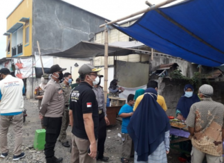 Petugas gabungan himbau pedagang dan pembeli pasar tradisional laksanakan social distancing