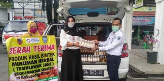 Disperindag Kabupaten bagikan 600 botol ramuan ” KEBAL ” Virus