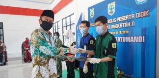 Siswa terbaik wakili acara simbolis perpisahan siswa kelas XII SMK Negeri 1 Batumandi