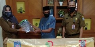 Disperindag Banjar, serahkan 500 Face shield untuk tenaga medis dalam penanganan pasien Corona