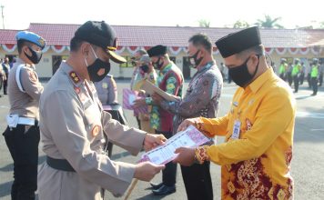 Kapolres Batola berikan penghargaan Kampung Tangguh Covid-19