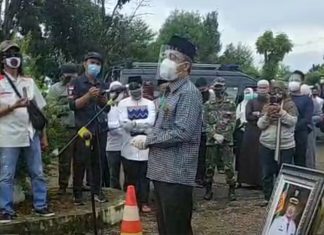 Bupati Banjar H.Khalillurahman, mendoakan almarhum Nadjmi Adhani