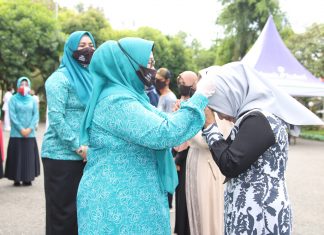 Ayo, bersama memakai masker, TP PKK Kabupaten Banjar, bagikan ribuan masker gratis