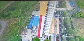 Anggota TNI Rindam bertugas menurunkan Bendera Merah Putih HUT ke-75 RI di Gedung Aston Hotel Banua