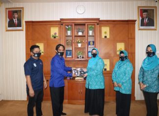 Gebrak Masker, TP PKK Banjar bagikan 20 ribu lebih masker gratis